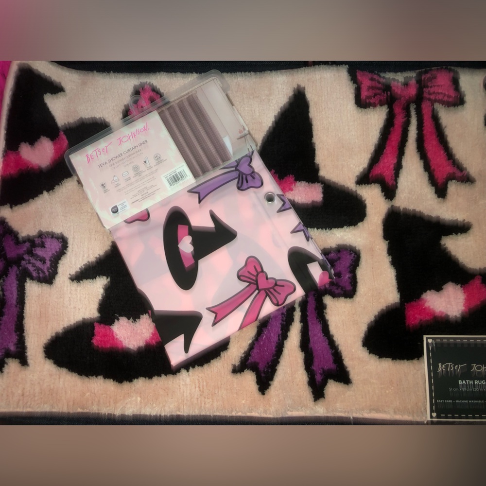👻 Betsey Johnson Pink Halloween witch hat bathroom rug w/ matching shower liner